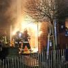 Ein Brand in einem Haus in Jedesheim hat in der Nacht zum Dienstag zahlreiche Feuerwehrleute auf den Plan gerufen. Die Bewohner konnten sich retten.