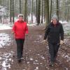 Mindestens einmal die Woche sind Birgit Hawner (links) und Elfriede Hörl gemeinsam auf dem Trimmpfad im Wittislinger Wald unterwegs. An anderen Tagen werden sie von ihren Ehemännern begleitet.