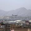 Ein Flugzeug startet am Flughafen Kabul. Laut einem Bericht sind mehrere Raketen in Richtung Flughafen Kabul abgefeuert worden.