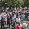 Eine Kundgebung gegen Maskenpflicht und Lockdown in der Corona-Krise hat am Samstag in Landsberg stattgefunden. Auf dem Hellmairplatz waren rund 200 Personen dabei.