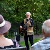 Lederweste, Goldkette und die Gitarre im Arm – Dieter T. Schütze, genannt Dietsche, rockt gerne mal für eine Stunde im Awo-Seniorenheim in Mertingen. 