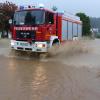 Auch in Hohenreichen wütete das Unwetter. Dort blieb ein Auto in den Wassermassen stecken.  	