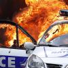 Polizeiauto in Flammen: Am Rand einer Demonstration gegen die Arbeitsmarktreformen der Regierung kam es in Paris zu Krawallen. 	 	