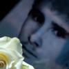 Gedenken an Chris Gueffroy – Blumen am Denkmal für die Opfer der Berliner Mauer erinnern an den letzten Menschen, der an der deutsch-deutschen Grenze erschossen wurde. 