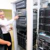 Juergen Fenchel (rechts) begutachtet mit System-Administrator Thomas Kronthaler einen der Großrechner im Keller des IGS-Verwaltungsgebäudes. Die Hochleistungsserver bilden den Unterbau für 700 Computer im Industriepark. Fotos: Marcus Merk