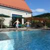 Seit einer Woche dürfen die Hotels im Landkreis Neuburg-Schrobenhausen wieder Urlaubsgäste empfangen. Auch im Romantikhotel Klosterbräu in Bergen können Kinder und Erwachsene nun wieder am Pool entspannen oder sich austoben.  	