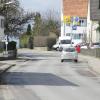 In Klingen wird zunächst der Teil der Fuggerstraße zwischen dem Ortsausgang in Richtung Aichach und der Einmündung der Blumenthaler Straße (vorne links) ausgebaut. Los geht es mit den Kanalbauarbeiten.