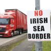 Ein Schild der Unionisten gegen das Nordirland-Protokoll hängt an einem Laternenpfahl in der Nähe des Hafens. Jetzt soll der Streit beendet werden.
