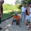 Boule-Olympiade in Wertingen: Wenn eine Kugel die andere in einen Vorteil schießt, stehen die Spieler vor einer völlig neuen Situation. Wenn das Ergebnis knapp wird, wird mit dem Zollstock der exakte Abstand zum rosa Schweinchen abgemessen. Im Vordergrund Josef Engelhart.