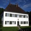 Das Ziertheimer Pfarrhaus wurde 1719 erbaut. Bis zum Jahr 2007 war es im Eigentum des Fürsten von Thurn und Taxis.