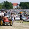 Teilnehmer von Südbayerns größtem Oldtimer-Treffen stehen mit ihren Fahrzeugen vor Schloss Maxlrain.