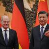 Bundeskanzler Olaf Scholz (SPD) bei seinem Besuch in Peking mit Staatspräsident Xi Jinping. Der Kanzler will die Abhängigkeit von China verringern, aber weiter pragmatisch mit dem Land zusammenarbeiten. 