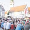 Tausende feierten bei hochsommerlichen Temperaturen die Altstadthockete auf dem Marktplatz der Illertisser Nachbarstadt Dietenheim jenseits der Iller.  