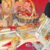 Beim Adventsmarkt zugunsten der „Hilfe für Kinder aus Tschernobyl“ luden kleine Kunsthandwerkliche Geschenkartikel zum Weihnachtseinkauf nach Unterbergen ein 