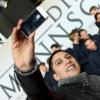 Fußballfan Andreas Bourani macht mit seinem Smartphone ein Selfie von sich und den Nationalspielern.