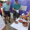 Dieses original römische Essgeschirr konnten die Teilnehmerinnen und Teilnehmer genau betrachten. Zum Schutz für das antike Keramik mussten Handschuhe angezogen werden.