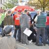 Bei dem Tumult in Donauwörth ging ein Demonstrant zu Boden. Der Mann hat jetzt rechtliche Schritte eingeleitet.