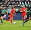 Das Augsburger Offensiv-Duo Florian Niederlechner (links) und Alfred Finnbogason, das gegen Wolfsburg zwar nicht traf, aber mit dem 0:0 wie der ganze FCA-Anhang trotzdem zufrieden war.
