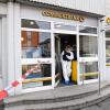 Am 14.11. haben bislang unbekannte Täter einen Bankautomaten in der Commerzbank-Filiale in Göggingen in die Luft gesprengt. 