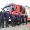 Die Führungsriege der Feuerwehr Apfeldorf steht vor ihrem neuen Fahrzeug HLF20: (von links) die Kommandanten Ulrich Linder-Lichtenauer, Dominik Bauer und Christian Ott sowie der Vorstand des Feuerwehrvereins mit Michael Fried, Florian Berlinger, Anna-Lena Berlinger und Karin Czornack.