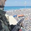 Ein Soldat der Aufständischen bewacht im libyschen Bengasi die Gläubigen bei ihrem Freitagsgebet am Strand.  
