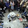 Künstler Gunter Demnig verlegte im Mai die ersten Stolpersteine in Augsburg. Doch aktuell wird wieder diskutiert, wem ein solches Erinnerungszeichen gesetzt werden soll. 