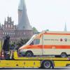 Ein ungewöhnlicher Anblick: Der Rettungswagen des Bayerischen Roten Kreuzes aus Nördlingen wurde im 700 Kilometer entfernten Lübeck abgeschleppt. Dabei passierte das Fahrzeug auch das berühmte Lübecker Holstentor. 