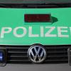Nachdem er in verkehrsgefährdender Weise auf der B 300 bei Edenhausen überholt hatte und dabei ein entgegenkommendes Fahrzeug von der Straße drängte, wurde ein 25-jähriger Autofahrer von der Polizei gesucht. Als die Beamten den Mann aufgriffen, stellten sie fest, dass er betrunken war. 