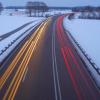 Dank des Winterdienstes fließt der Verkehr am Montag auf der B300 bei Aichach. Der Effekt des Fotos entsteht durch die lange Belichtungszeit. 