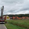 Von der ausgefahrenen Drehleiter aus hat die Feuerwehr mit Hilfe einer Wärmebildkamera nach dem Jungrind im Maisfeld gesucht. bis zum späten Nachmittag vergeblich.   