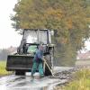 So ist es richtig: Um das gefürchtete „Bauernglatteis“ im Herbst zu vermeiden müssen Landwirte verschmutzte Straßen schnellstmöglich reinigen. 