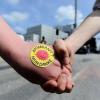 Hand in Hand: Mit einer 120 Kilometer langen Menschenkette haben Kernkraftgegner am Samstag gegen die geplante Abkehr vom Atomausstieg protestiert. Es war die größte Anti-Atom-Demonstration seit vielen Jahren.