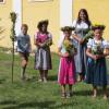 Kinder um Sieglinde Kast präsentierten in St. Stephan in Obergriesbach ihre selbst gebundenen Kräuterbuschen. Hinten: Sieglinde Kast und Pfarrer Karl Heinz Reitberger. 	