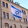 Noch weht die Israel-Flagge tagsüber am Augsburger Rathausplatz. Doch die Stadt möchte sie demnächst ganz abhängen. Das sorgt für Kritik.                             