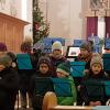 Das Foto zeigt die Kinder von den Crediamo-Kids während ihrer Aufführung im Altarraum der Glötter Kirche. 