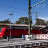 Ein Zug durchfährt den Bahnhof von Müllheim.