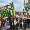 Ein knallbunter Marsch für die Legalisierung von Cannabis führte am Samstag über den Münsterplatz. 