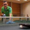 Der Hygienebeauftragte der TSV-Tischtennisabteilung, Simon Ohr, desinfiziert gerade einen Tisch mit Tischreiniger und Tuch.