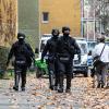Polizeibeamte gehen zu einem Wohnhaus in Berlin.