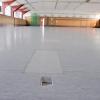 Der Boden in der Schmutterhalle in Bäumenheim weist bereits Löcher auf und muss dringend erneuert werden.