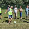 Freude bei der Premiere: Der Sportclub Feldkirchen spielt jetzt auch Gehfußball. Beim Premierenspiel übernahm Fritz Goschenhofer den Anstoß. Das Training findet jeden Dienstag ab 18.30 Uhr statt. Foto: Winfried Rein 