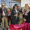 Hut festhalten war angesagt, als Landtagspräsidentin Ilse Aigner (mit Hut) den Töpfermarkt eröffnete und der Wind kräftig von Nordost über den Ammersee blies. Mit auf dem Foto sind (von links) Landrat Thomas Eichinger und Bundestagsabgeordneter Michael Kießling sowie Bürgermeisterin Sandra Perzul.