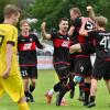 Gastgeber SC Altenmünster freut sich hier mit dem Torschützen Patrik Pecher (Nummer neun, verdeckt) über den 1:1-Ausgleich. Am Ende gewann aber der FC Lauingen (links Stefan Pertler) auswärts noch mit 4:2. Foto: Andreas Lode