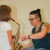 Kinder wie die kleine Miriam entlockten zum Beispiel einem Saxofon – assistiert von Kerstin Schnupp – die ersten Töne.