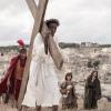 Jesus schleppt das Kreuz, an dem er den Tod finden wird. Yvan Sagnet in der Rolle des Religionsstifters in Milo Raus Film „Das neue Evangelium“. 