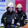 Abgesucht: Mit schwerem Atemschutz suchen die Feuerwehrmänner nach Verletzten bei Hauf-Technik in Landshausen.