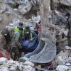Rettungskräfte suchen nach Überlebenden in den Trümmern eines zerstörten Gebäudes in der nordsyrischen Stadt Aleppo. 