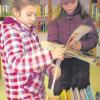 Hier stöbern Leandra (vorn) und Lena nach Büchern. Für junge Leser hat die Merchinger Bücherei besonders viel Lesefutter. 