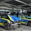 Zwei komplett zerstörte Polizeiautos warten in Neu-Ulm auf die Weiterverarbeitung. 