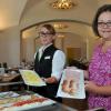 Unsere Autorin Steffi Brand (rechts) probiert sich im Hotelgewerbe, das Frühstücksbuffet muss abgeräumt werden. Sie wird dabei von Emese Papp angeleitet. 